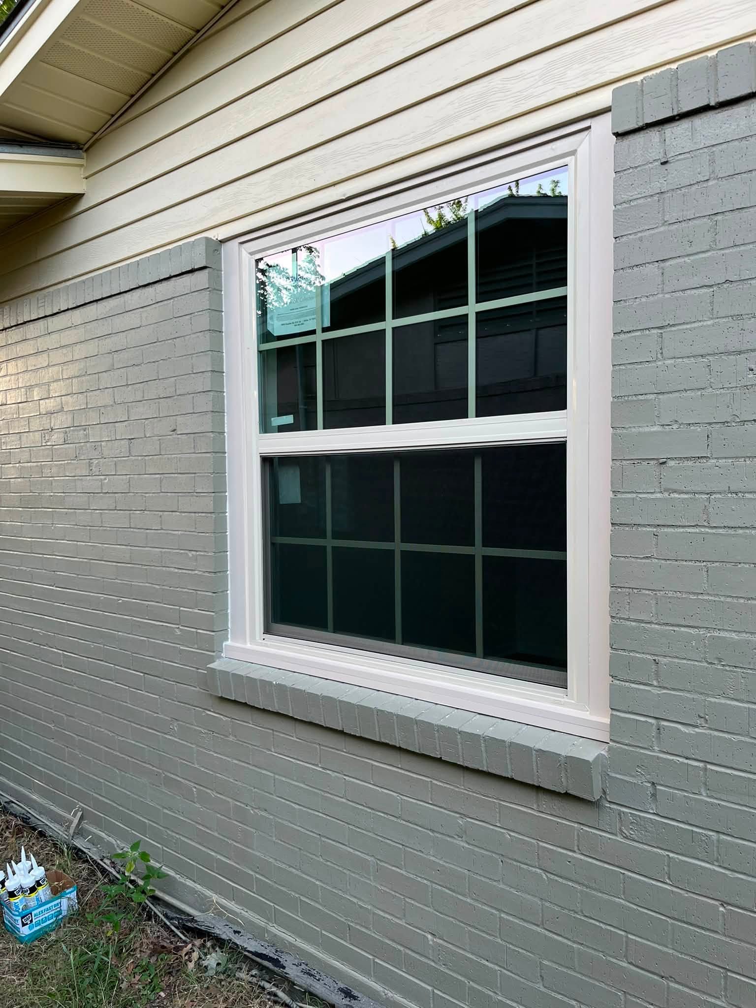 Grid-pattern single-hung window replacement